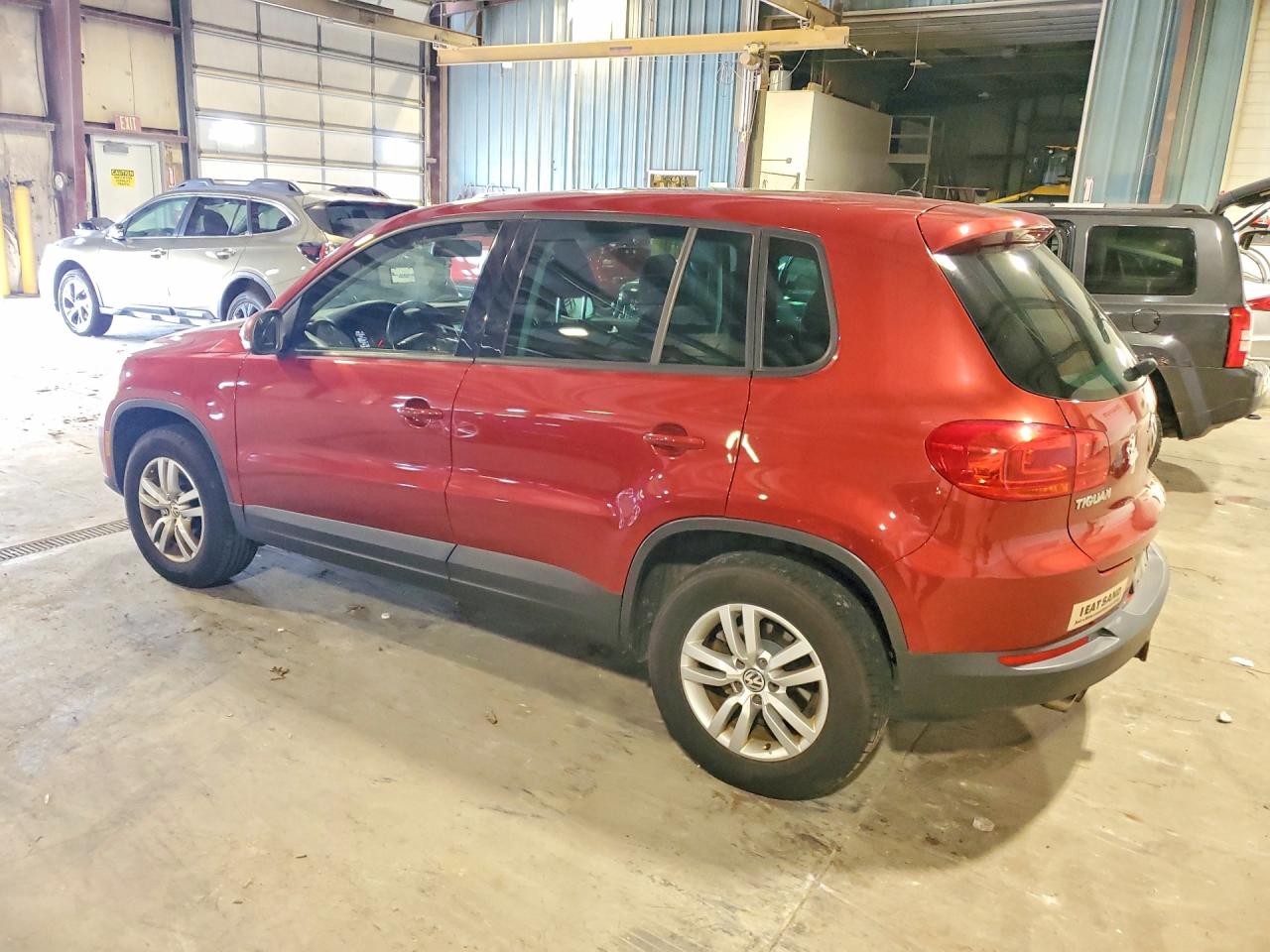 2013 Volkswagen Tiguan S Burgundy vin: WVGBV3AXXDW067145