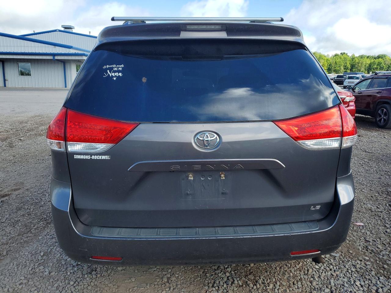 2011 Toyota Sienna Le Серебряный vin: 5TDKK3DC5BS162036