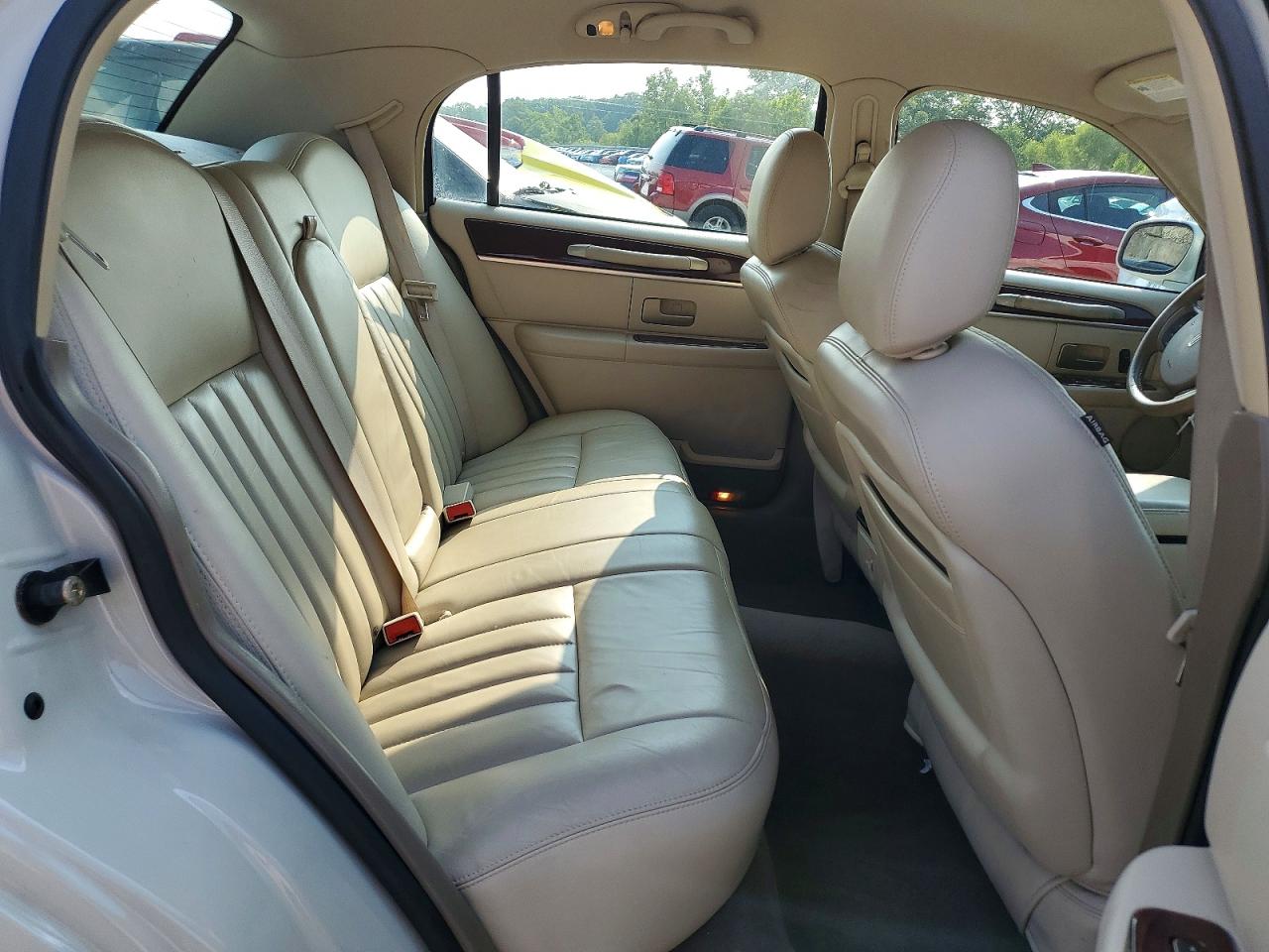 2005 Lincoln Town Car Signature Beige vin: 1LNHM81W05Y636477