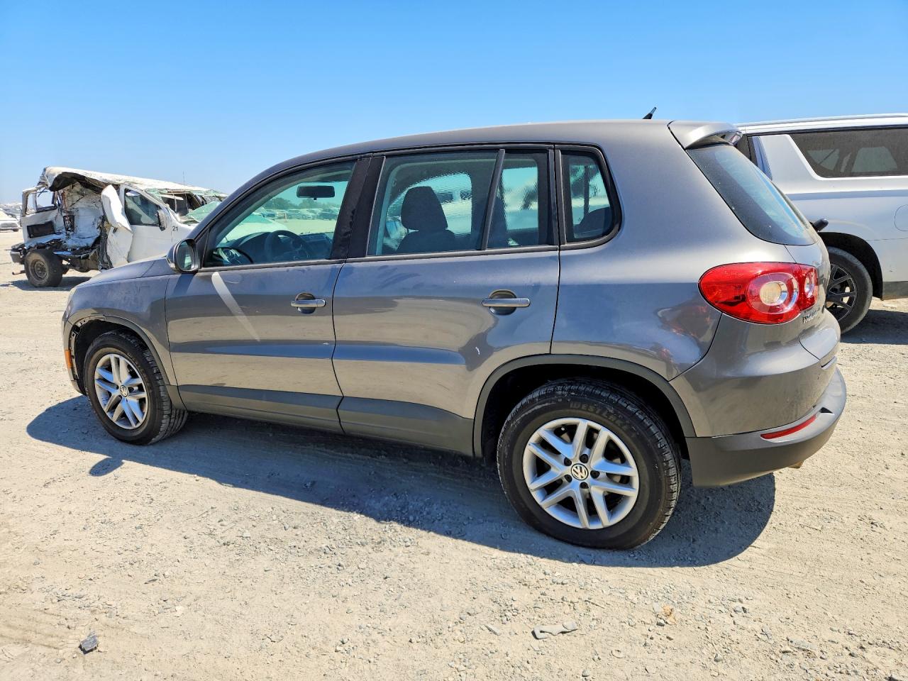 2011 Volkswagen Tiguan S Серый vin: WVGAV7AX5BW527506