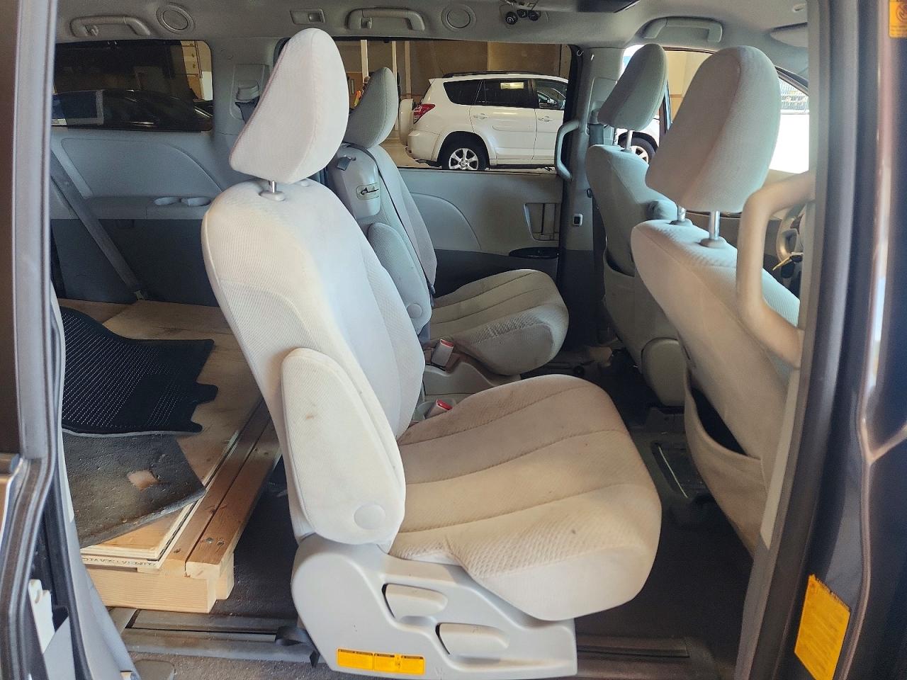 2011 Toyota Sienna Le Gray vin: 5TDKK3DCXBS101927