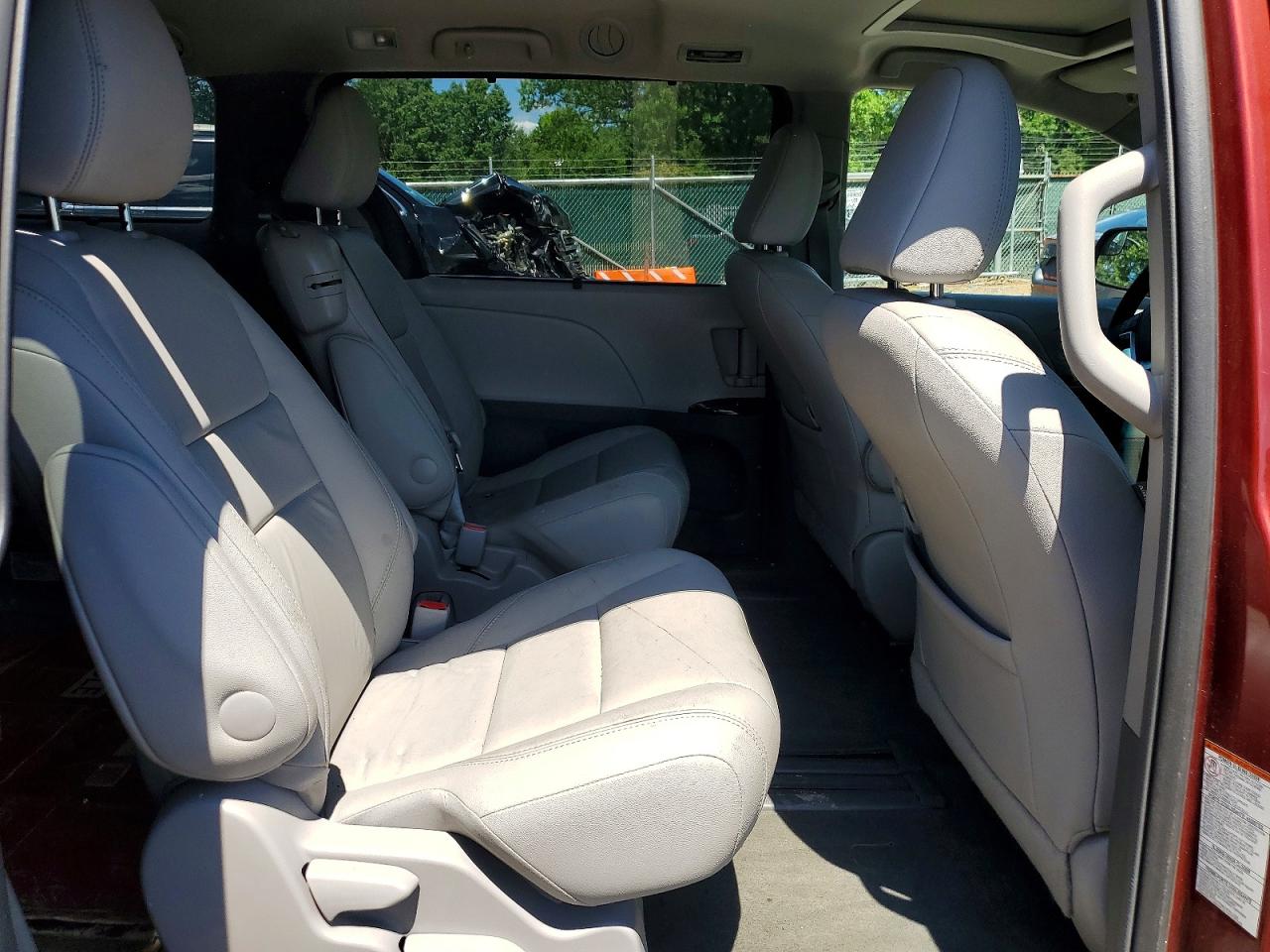 2015 Toyota Sienna Xle 8-passenger Maroon vin: 5TDYK3DCXFS655159