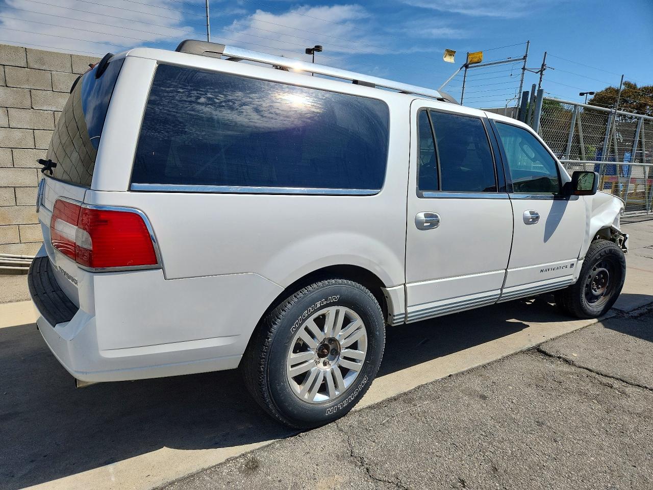 2011 Lincoln Navigator L White vin: 5LMJJ3H59BEJ04598