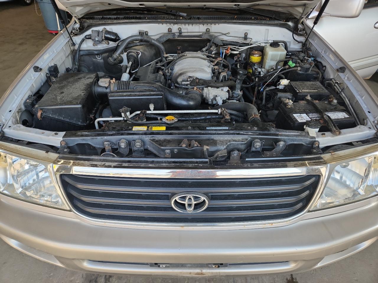 1999 Toyota Land Cruiser    Silver vin: JT3HT05J2X0067631