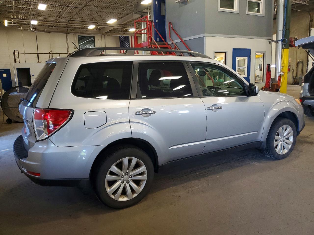 2013 Subaru Forester 2.5x Premium Серебряный vin: JF2SHADC6DH416204