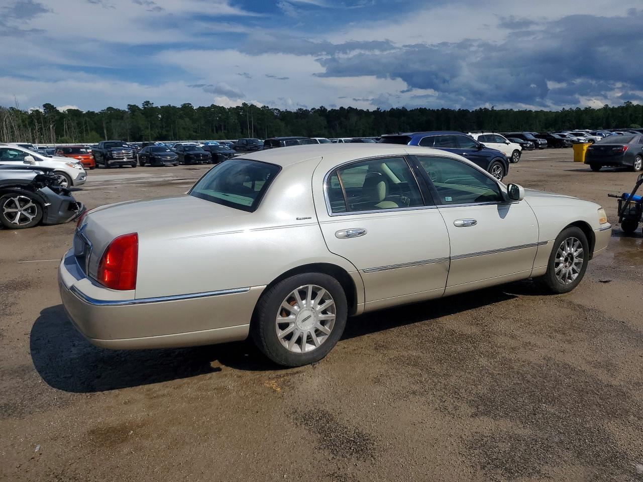 2006 Lincoln Town Car Signature Two Tone vin: 1LNHM81V76Y626893