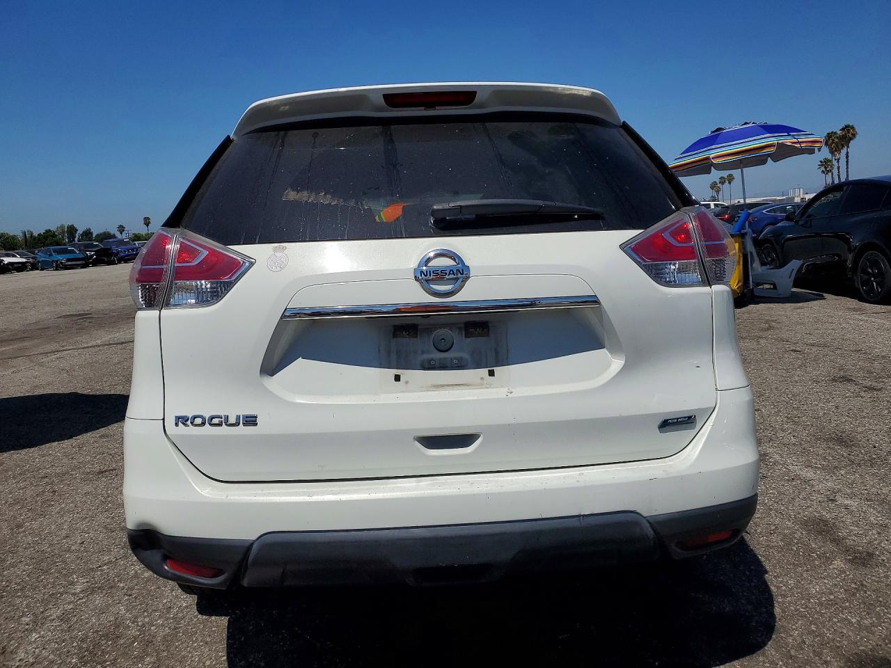 2014 Nissan Rogue S White vin: 5N1AT2ML2EC835739