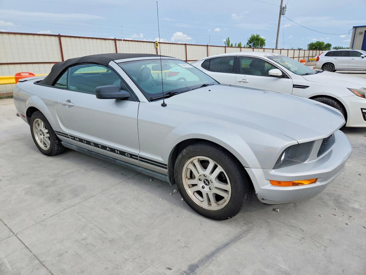 2007 Ford Mustang Серебряный vin: 1ZVHT84N275284692