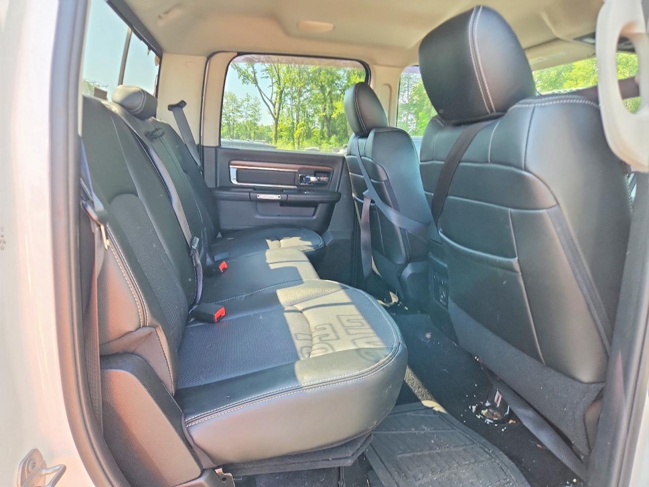 2015 Ram 1500 Laramie Белый vin: 1C6RR7NMXFS531616