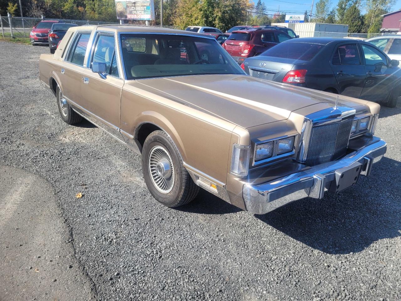 1988 Lincoln Town Car Signature Gold vin: 1LNBM82F3JY787229