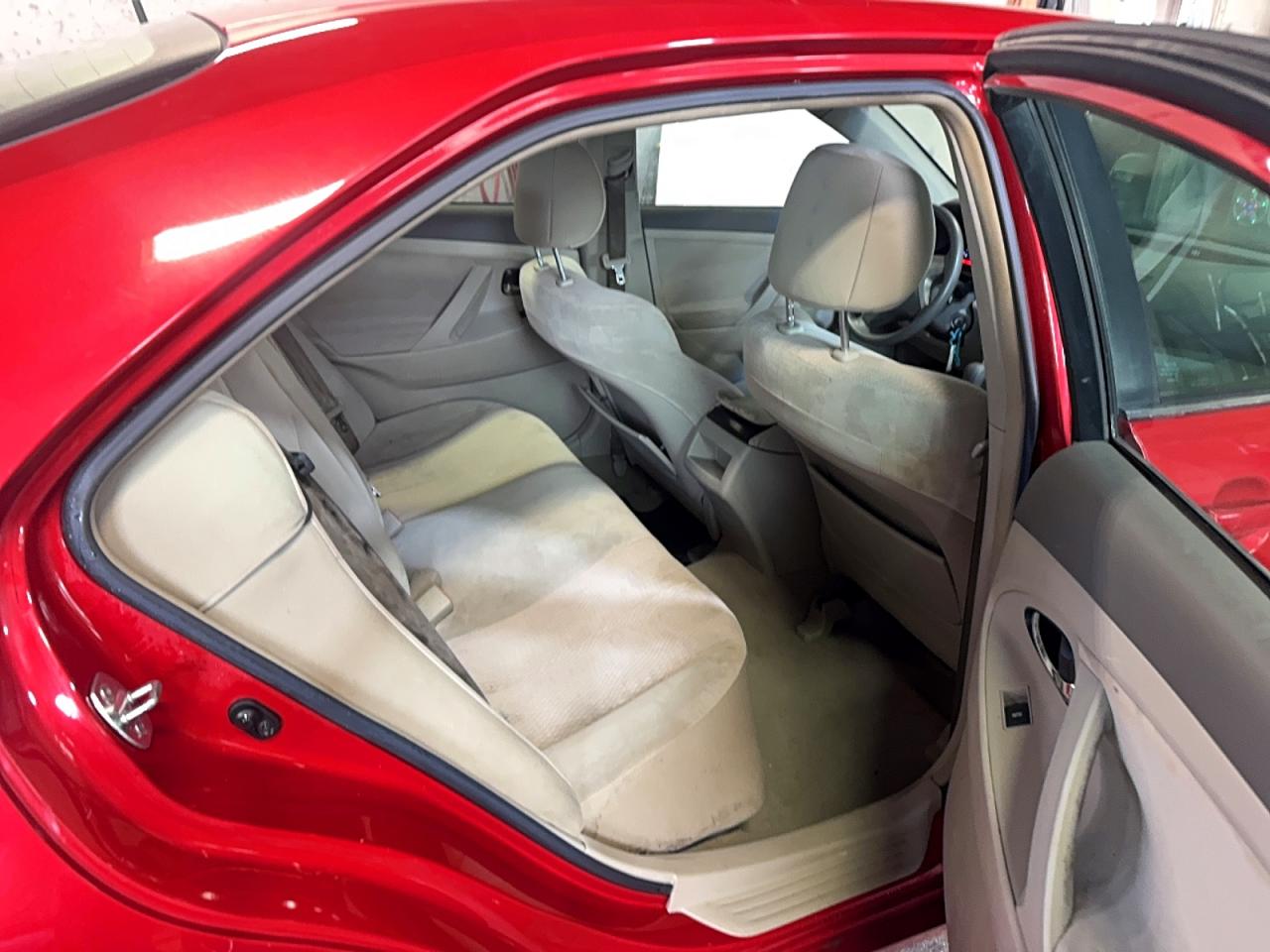 2011 Toyota Camry Le Red vin: 4T4BF3EK4BR150080