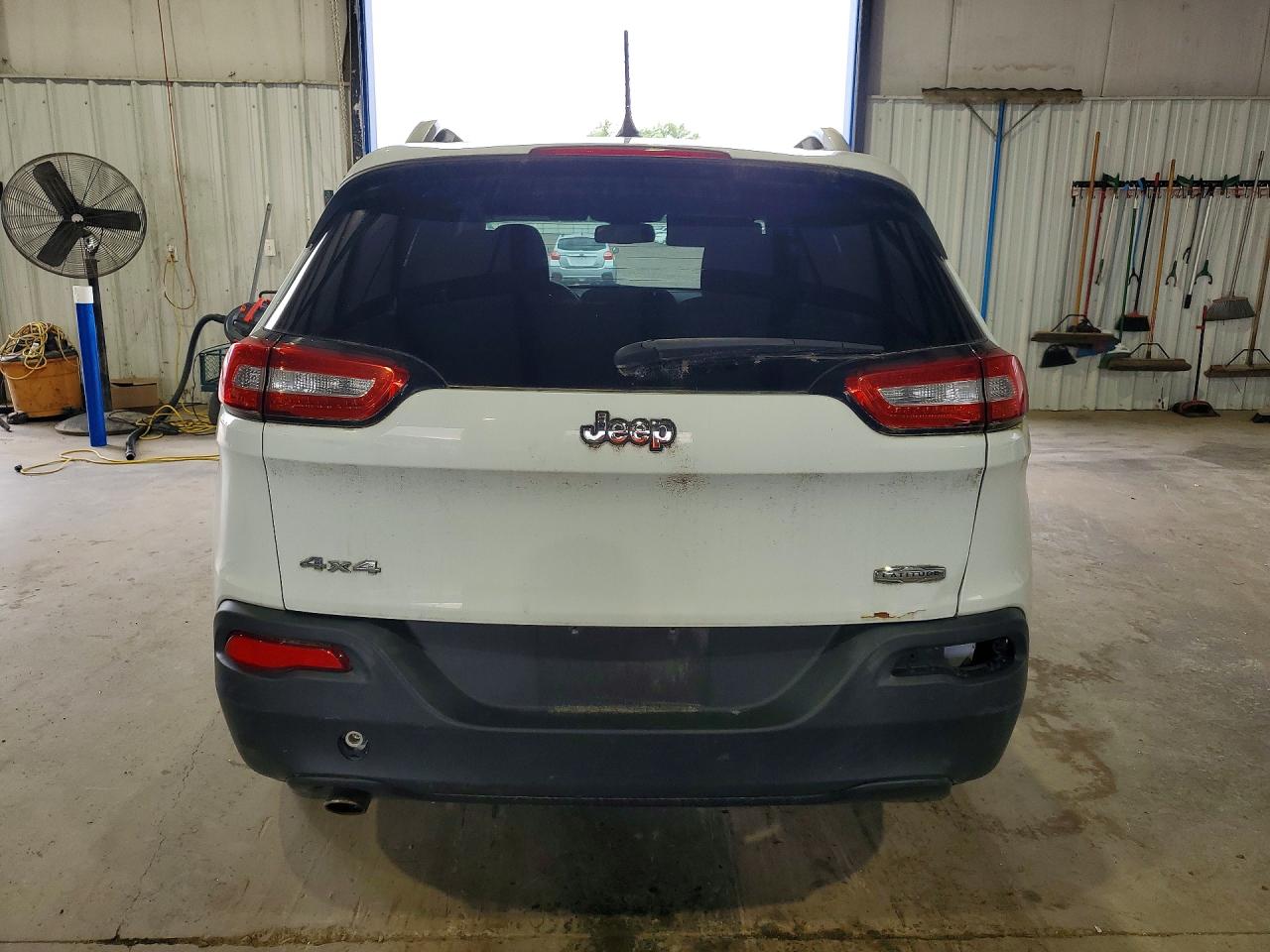 2014 Jeep Cherokee Latitude White vin: 1C4PJMCB4EW183908