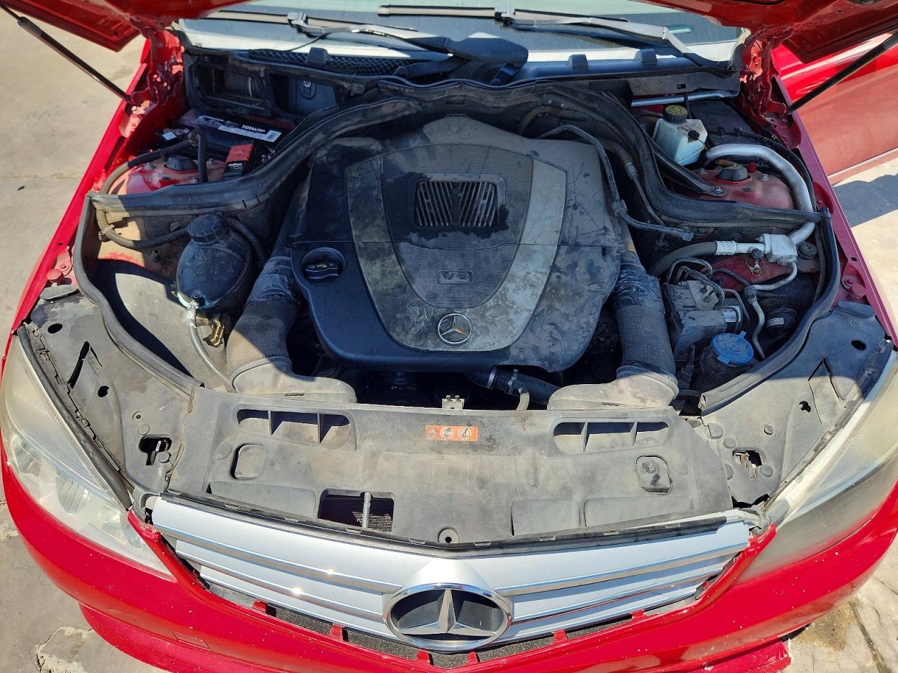 2011 Mercedes-benz C 300 Red vin: WDDGF5EB4BR183248