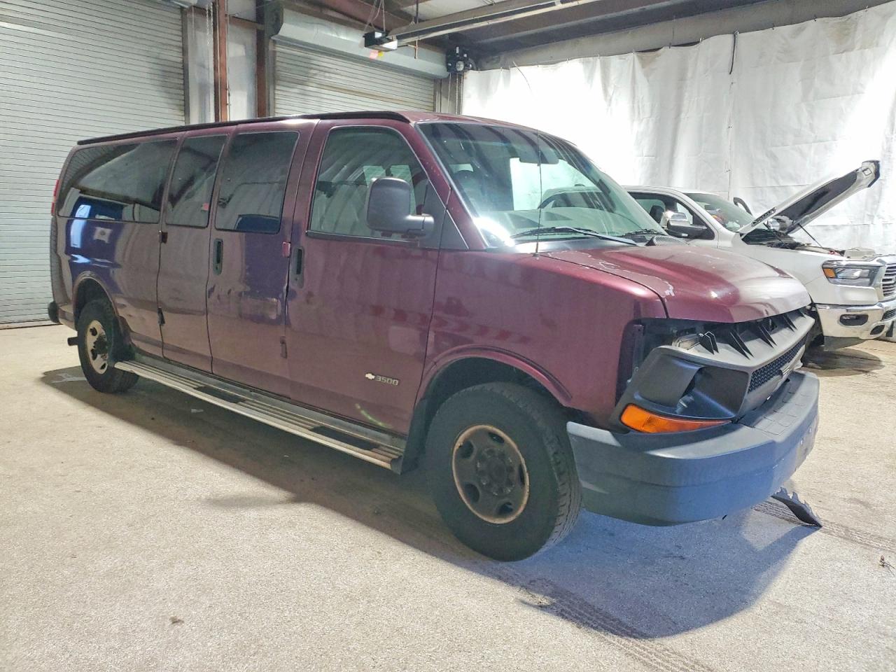 2003 Chevrolet Express G3500 Red vin: 1GAHG39U031231526