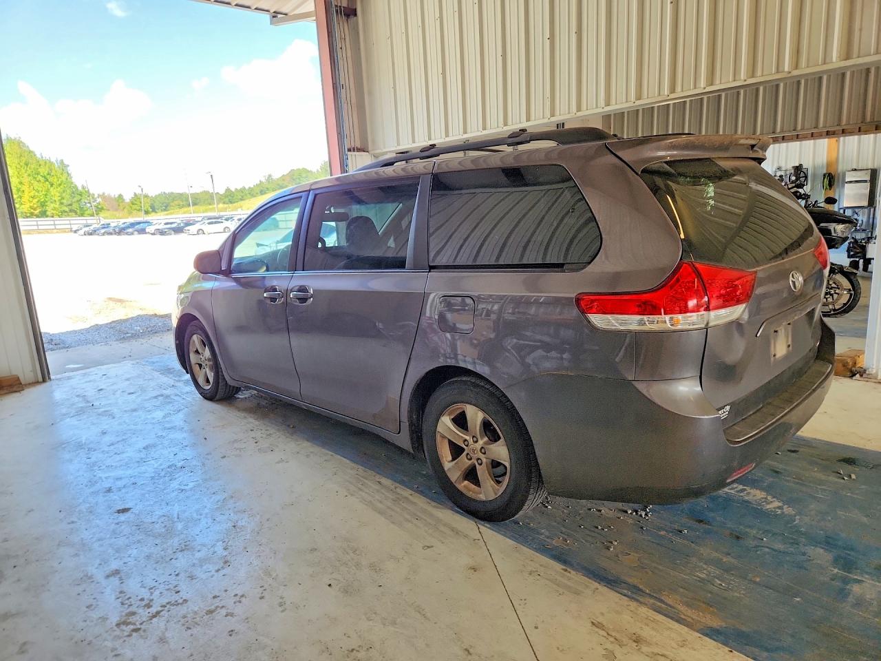 2011 Toyota Sienna Le Серый vin: 5TDKK3DC2BS063593