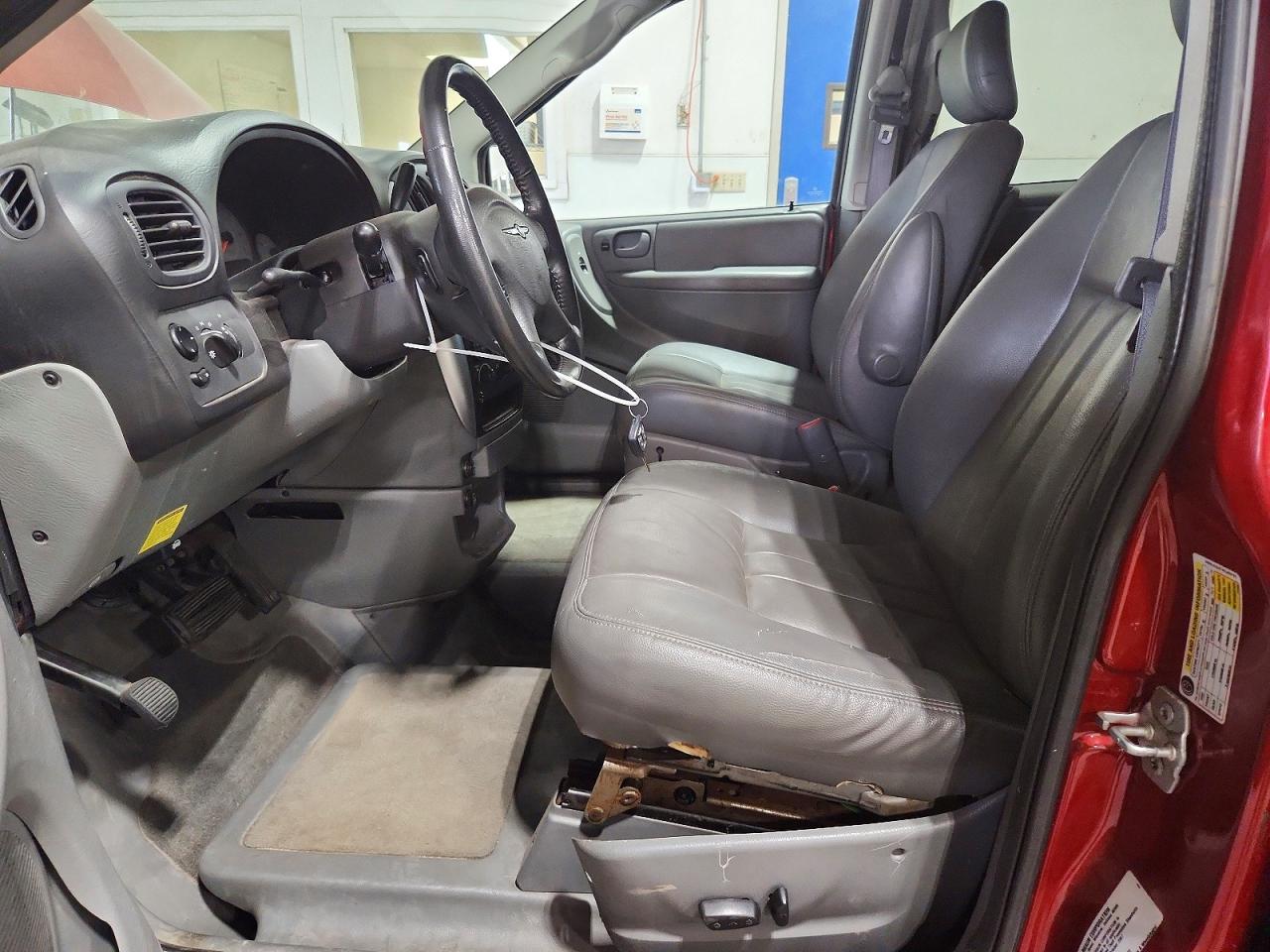 2007 Chrysler Town & Country Touring Red vin: 2A4GP54L37R315882