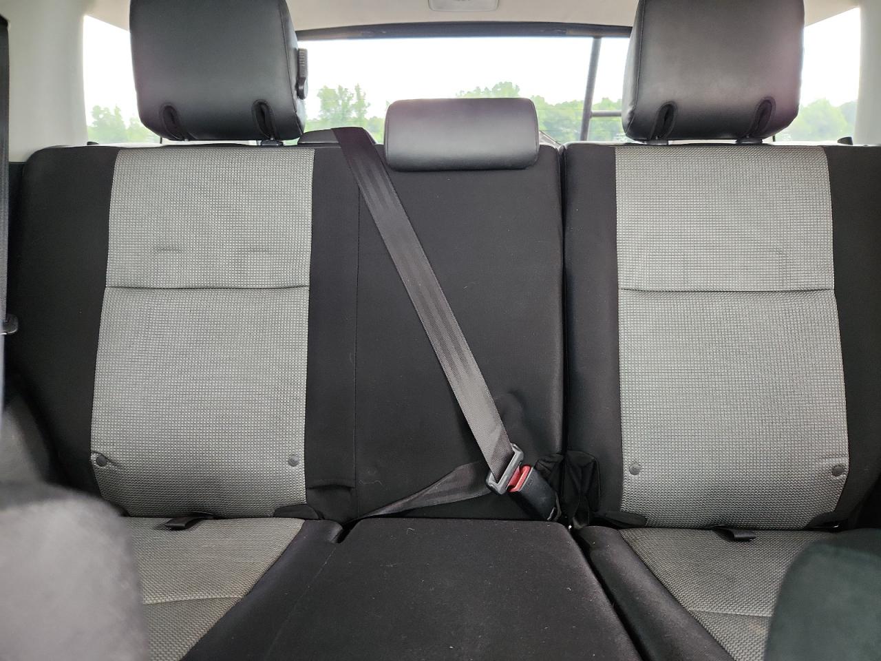 2013 Toyota Fj Cruiser Base Silver vin: JTEBU4BF5DK168177