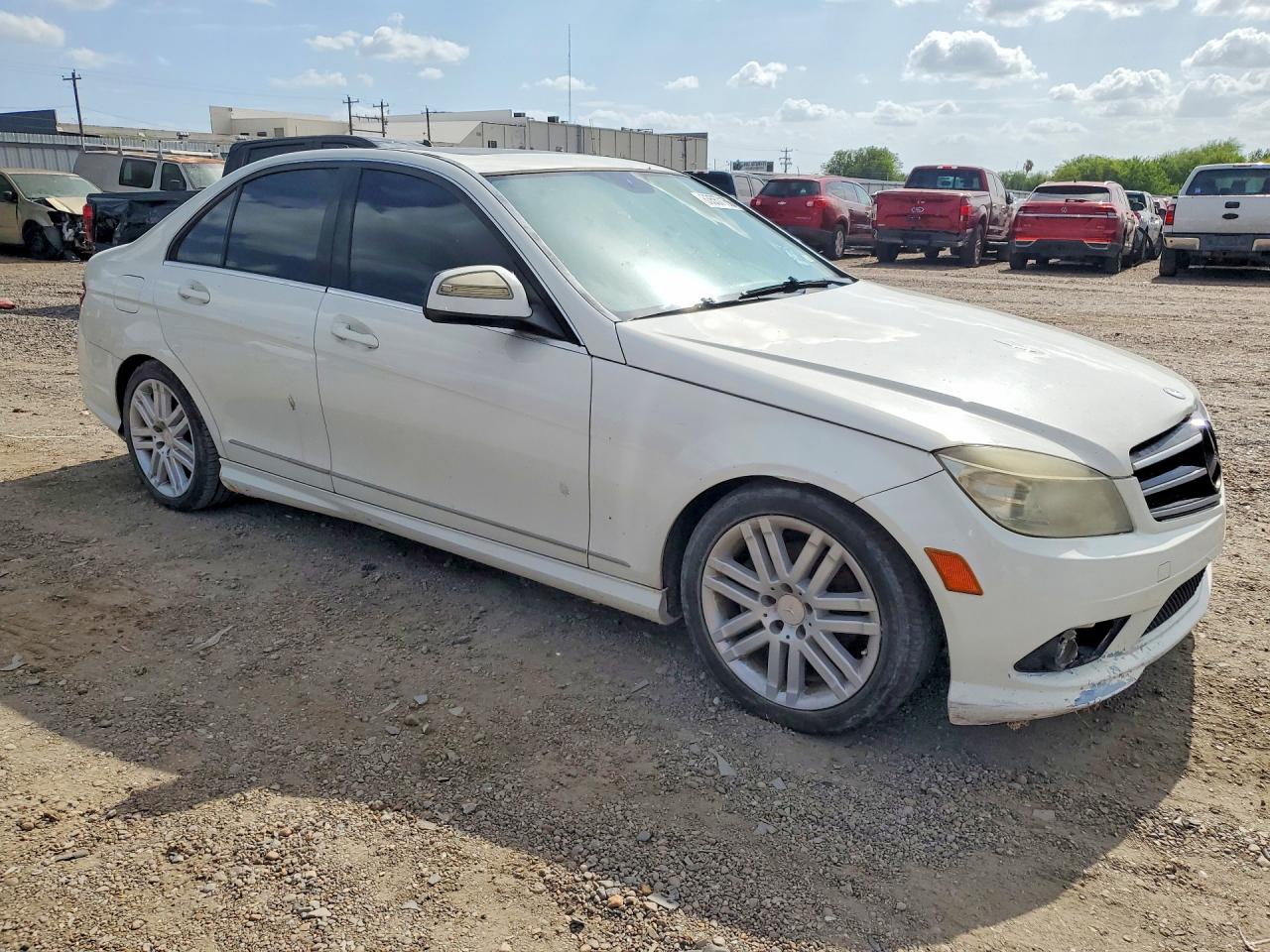 2009 Mercedes-benz C 300 White vin: WDDGF54X89R052511