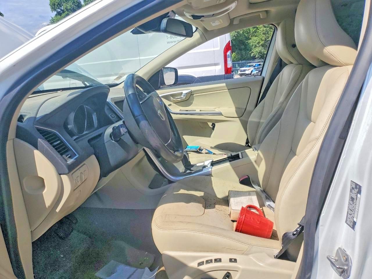 2015 Volvo Xc60 T5 Premier White vin: YV440MDC8F2608159