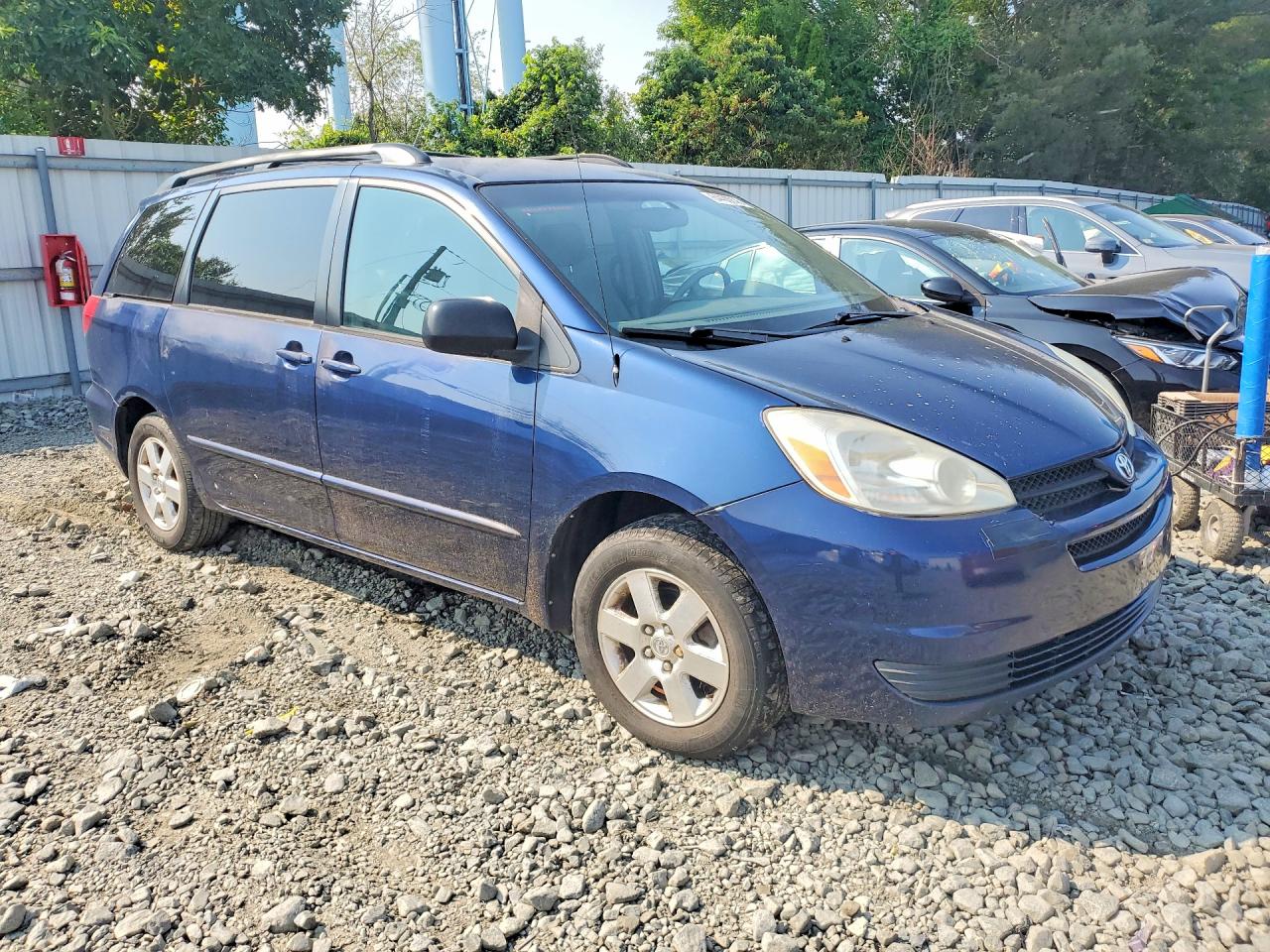 2004 Toyota Sienna Le 7 Passenger Blue vin: 5TDZA23C84S187769