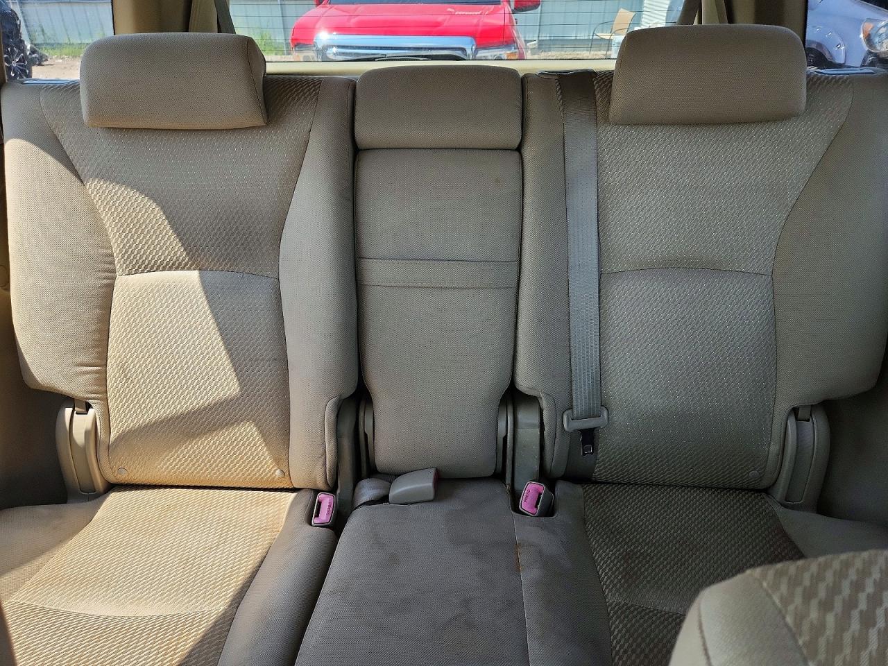 2005 Toyota Highlander Base Tan vin: JTEEP21A050106990