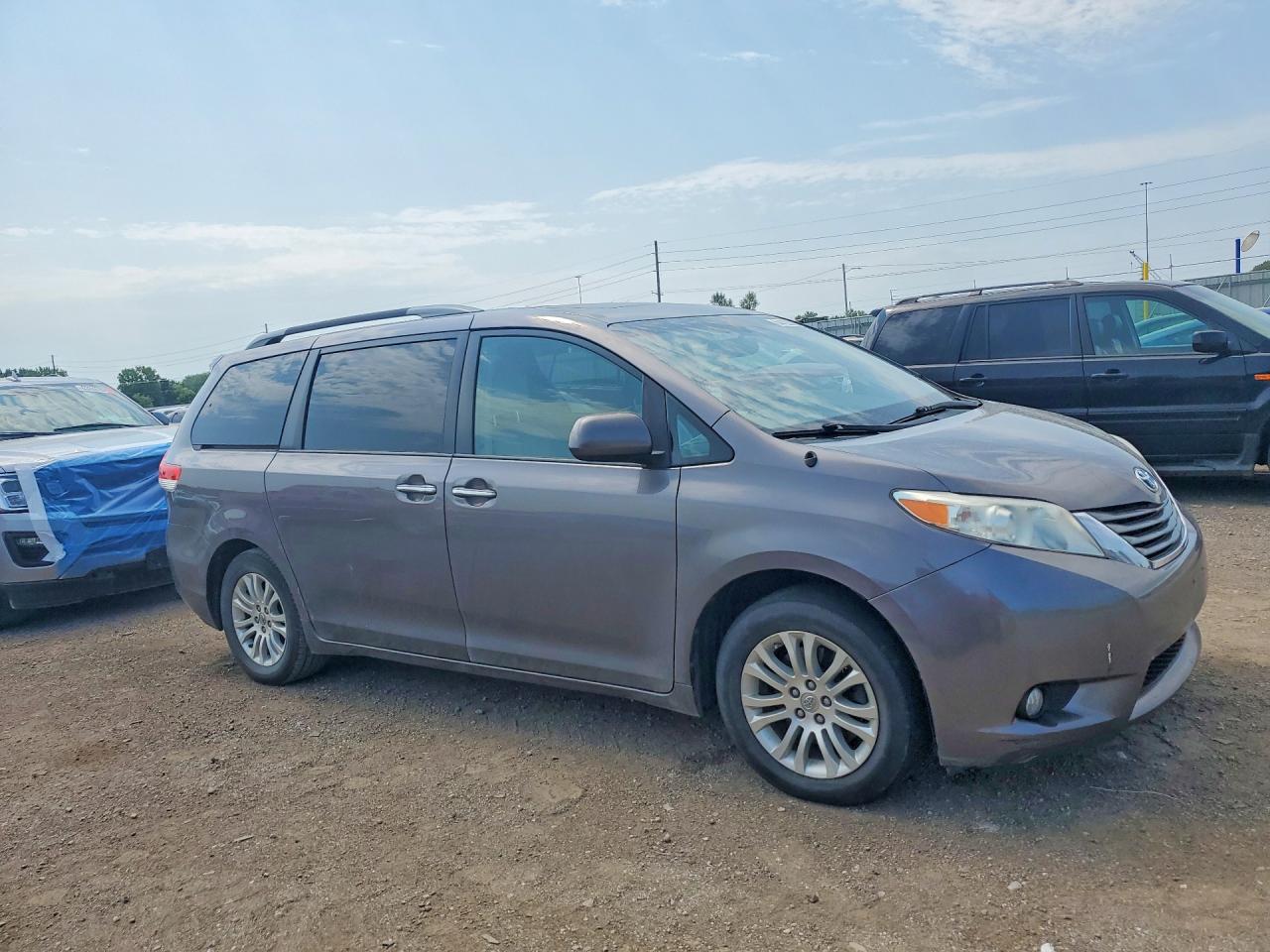 2014 Toyota Sienna Xle 8-passenger Gray vin: 5TDYK3DC7ES510093