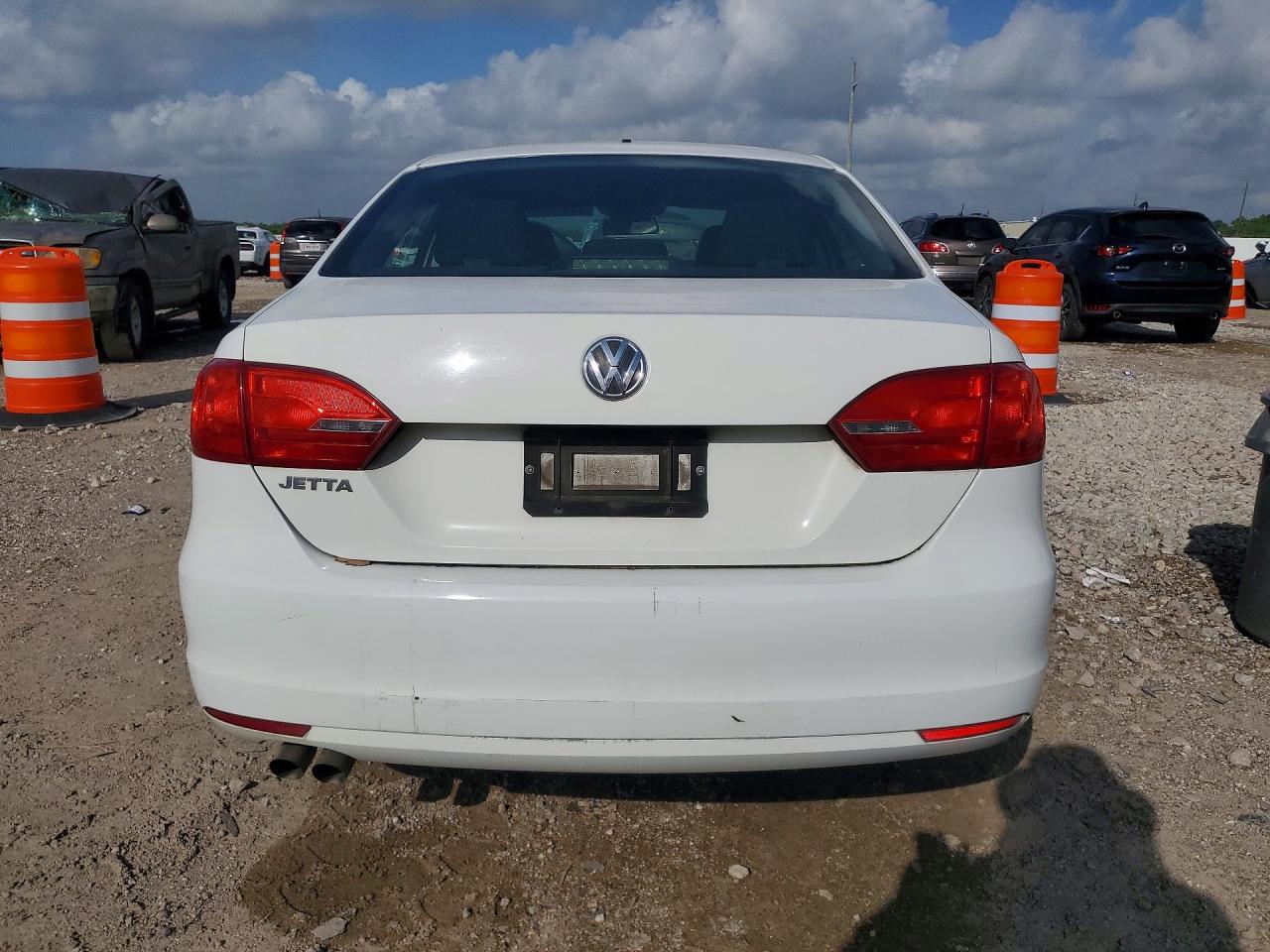 2014 Volkswagen Jetta Base White vin: 3VW2K7AJ2EM294330