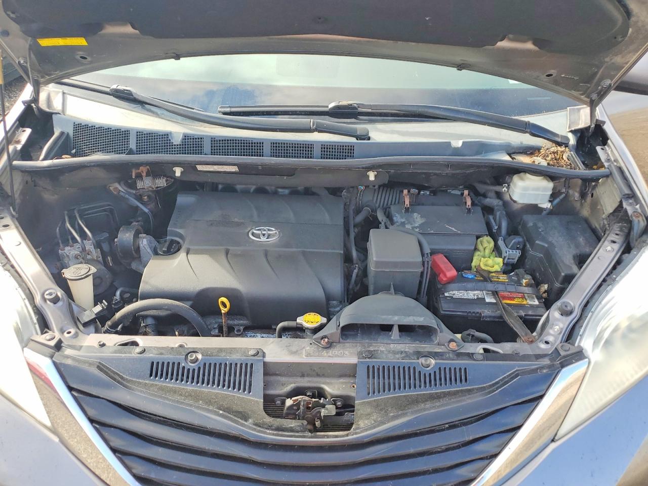 2011 Toyota Sienna Le Серебряный vin: 5TDKK3DC5BS162036