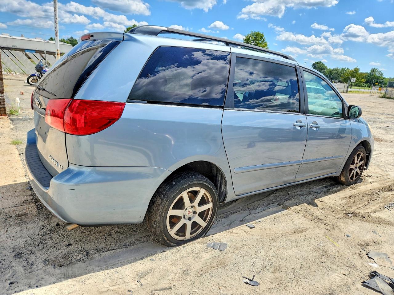 2010 Toyota Sienna Le 7-passenger Blue vin: 5TDKK4CC0AS335340