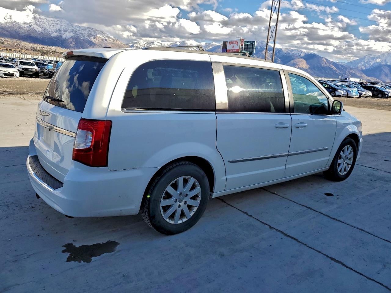 2015 Chrysler Town & Country Touring White vin: 2C4RC1BG6FR716186
