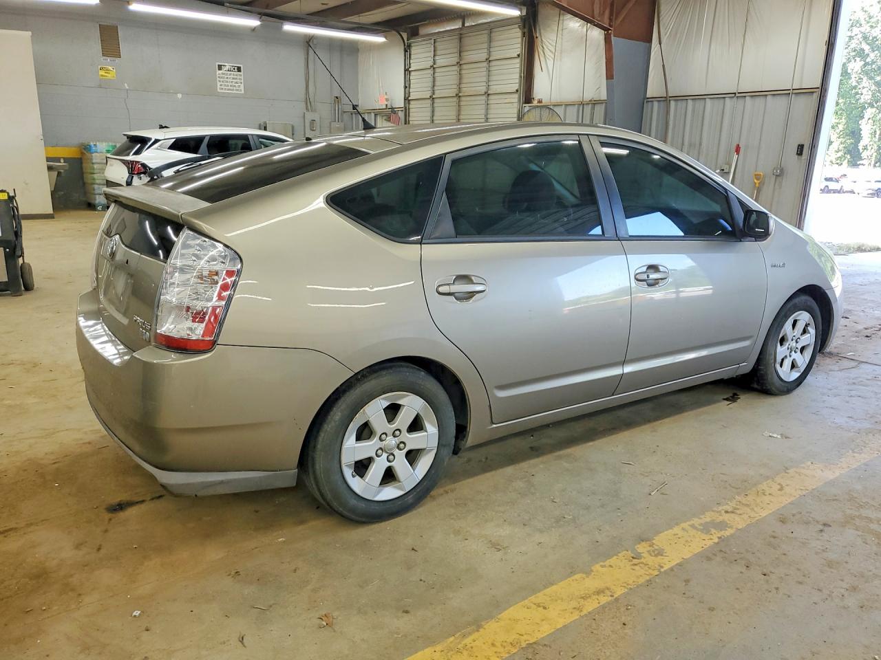 2008 Toyota Prius Base Gold vin: JTDKB20U683361986