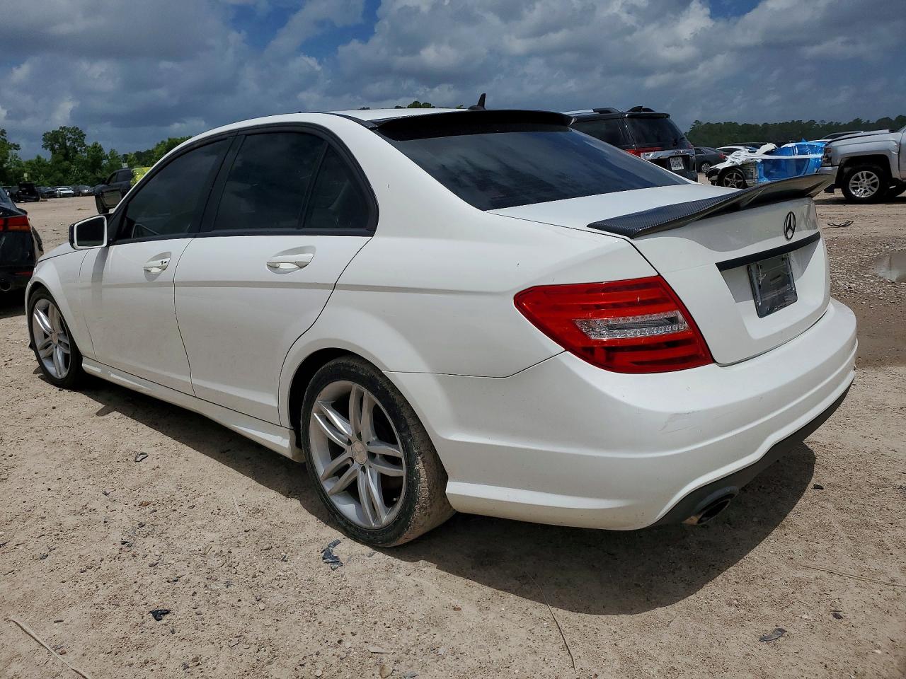 2013 Mercedes-benz C 250 Белый vin: WDDGF4HB6DR287619