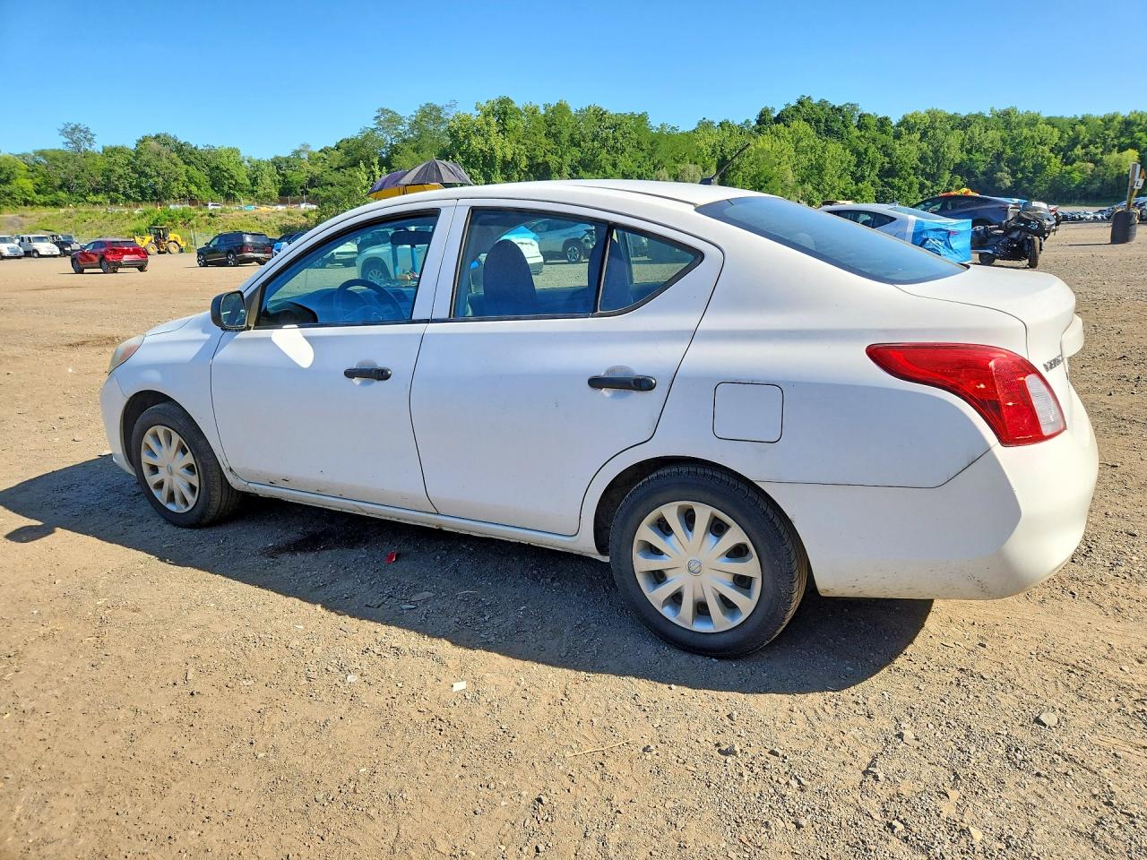2014 Nissan Versa 1.6 S Белый vin: 3N1CN7AP4EL857132