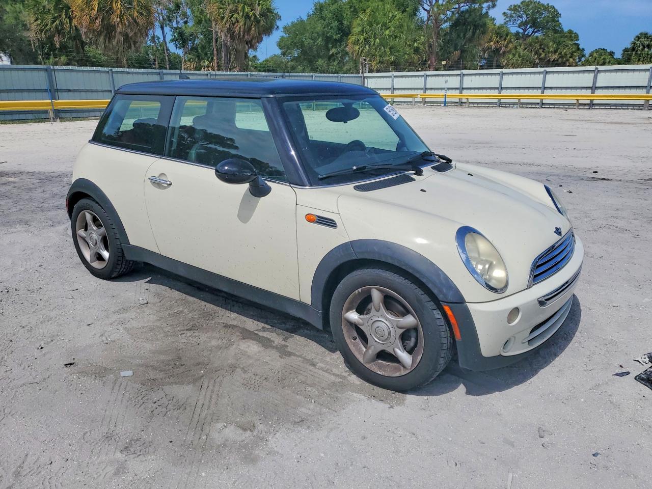 2005 Mini Cooper White vin: WMWRC33425TJ66215