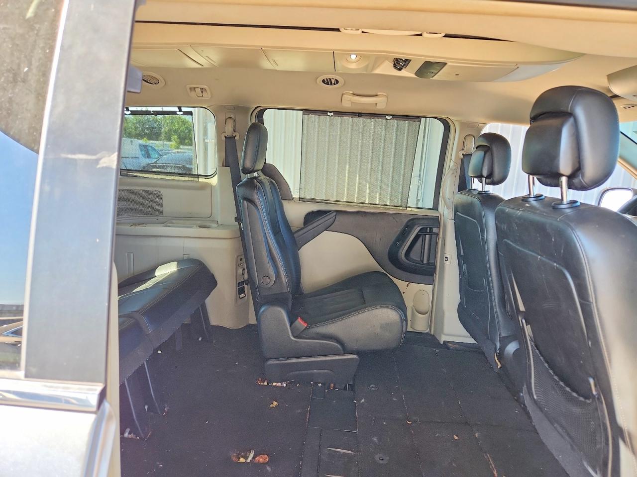 2015 Chrysler Town & Cntry Silver vin: 2C4RC1CG9FR742067