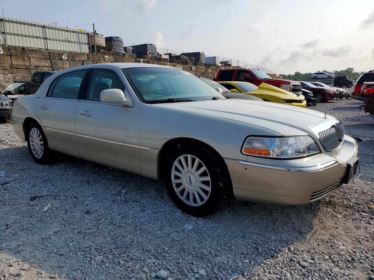 2005 Lincoln Town Car Signature Beige vin: 1LNHM81W05Y636477