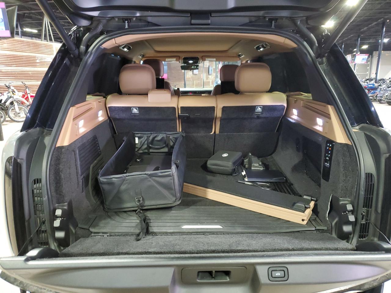 2023 Land Rover Range Rover Autobiography Two Tone vin: SALK1BE76PA036540