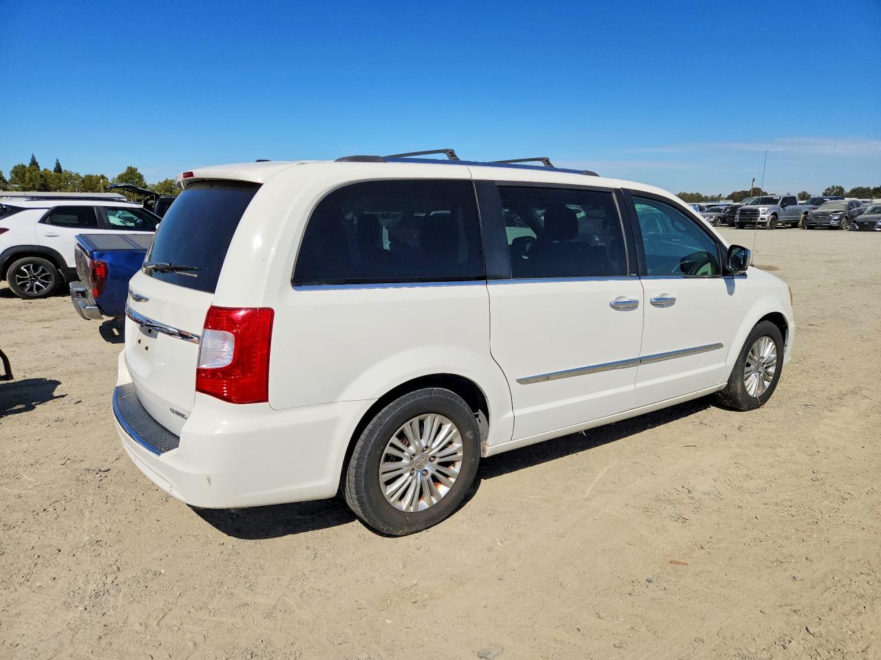 2012 Chrysler Town & Country Limited White vin: 2C4RC1GG2CR339926