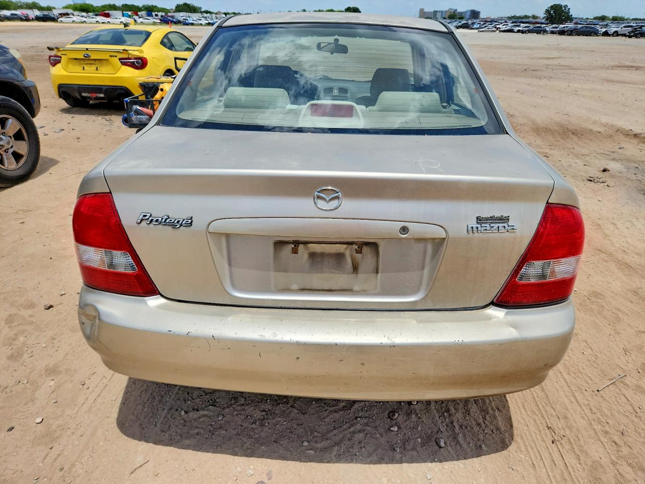 2003 Mazda Protege Dx Бежевый vin: JM1BJ225731198746