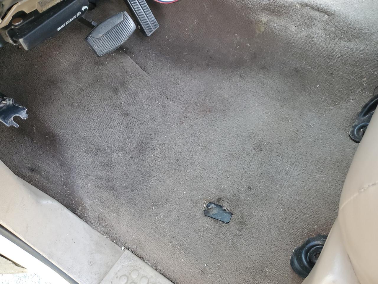 2004 Ford F250 Super Duty White vin: 1FTNW21P84EC11306 Damage: Left Front Carpet, Stained, Permanent