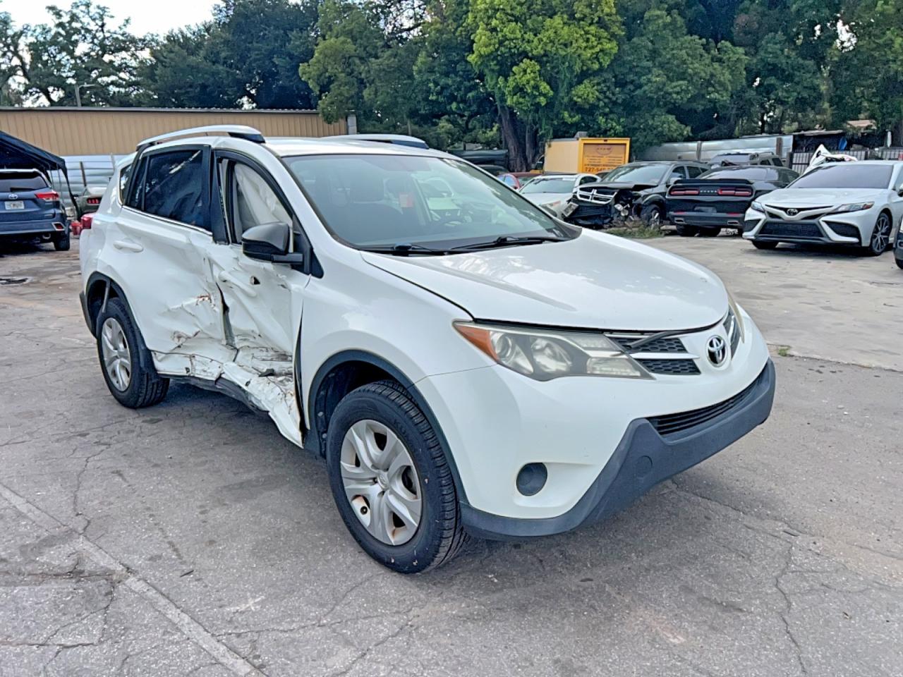 2015 Toyota Rav4 Le Белый vin: JTMZFREV5FJ044111