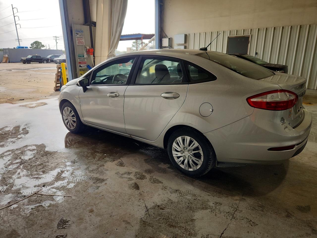 2015 Ford Fiesta S Silver vin: 3FADP4AJ0FM171760