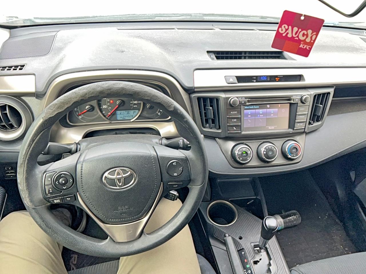 2015 Toyota Rav4 Le White vin: JTMZFREV5FJ044111