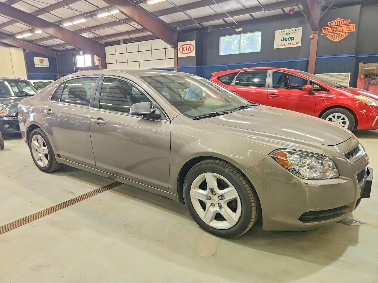 2011 Chevrolet Malibu Ls Золотой vin: 1G1ZB5E13BF120917