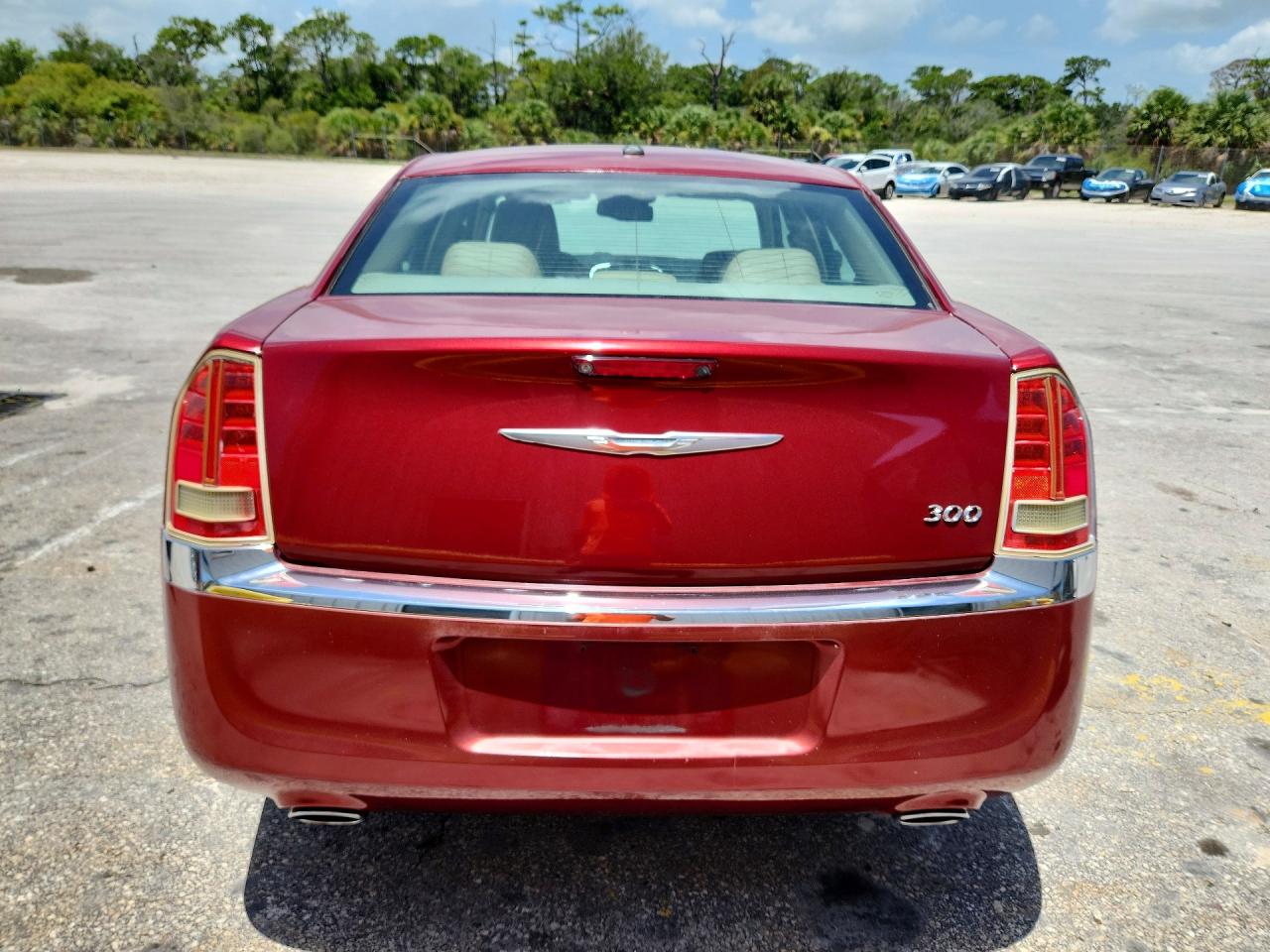 2011 Chrysler 300 Limited Red vin: 2C3CA5CG9BH529529
