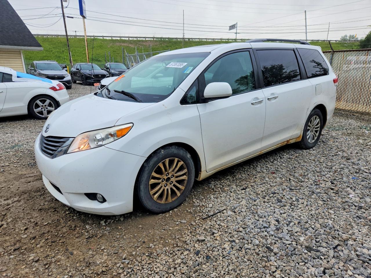 2013 Toyota Sienna Xle 8-passenger White vin: 5TDYK3DC2DS382540