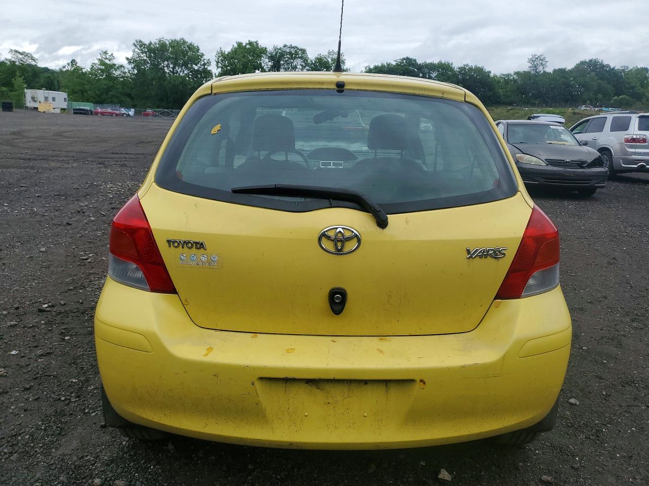 2009 Toyota Yaris Base Yellow vin: JTDJT903X95250243