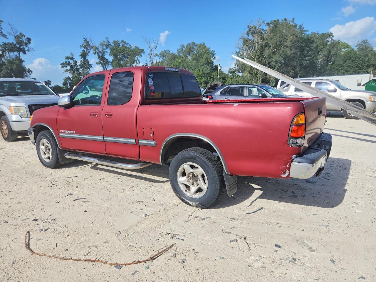 2000 Toyota Tundra Sr5 Red vin: 5TBRT3418YS014300