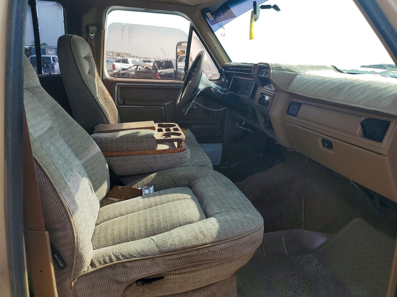 1986 Ford F350 White vin: 2FTJW3515GCB32521