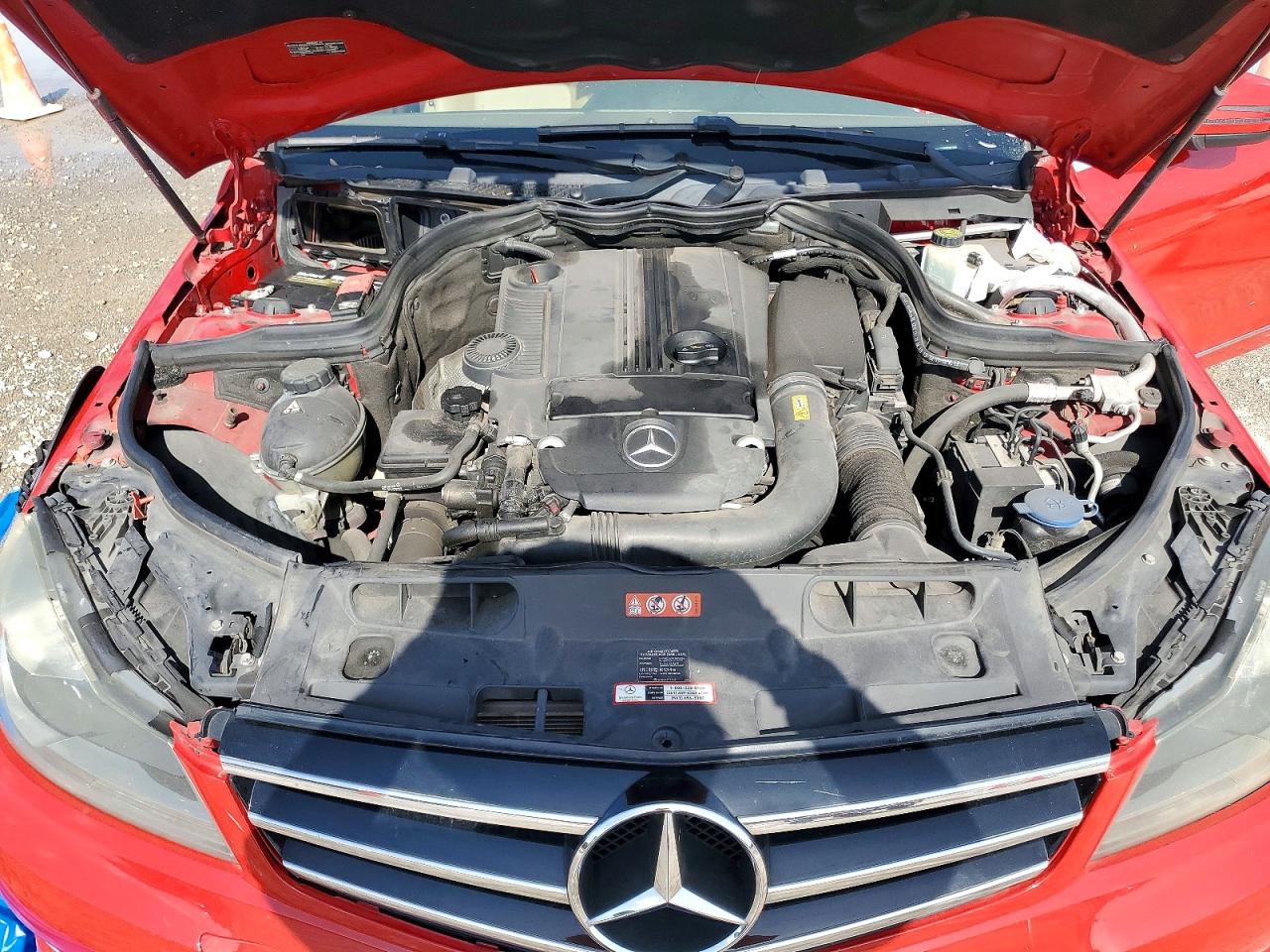 2014 Mercedes-benz C 250 Красный vin: WDDGF4HB6ER307790